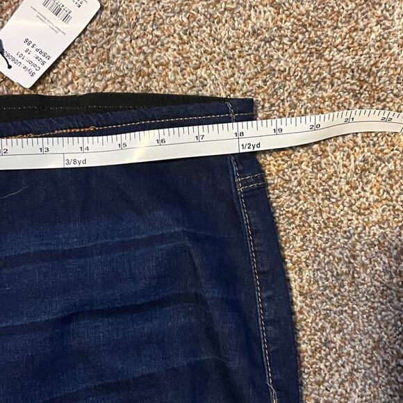 Suzanne Betro Dark Wash Flare Leg Women's Jeans.  Size 16 - Picture 4 of 6